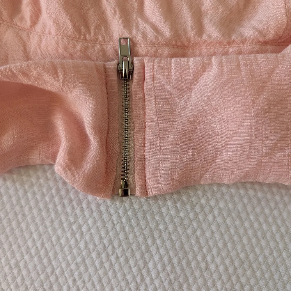 Princess Polly Puffy Sleeved Crop Top with Open Back Size 4.